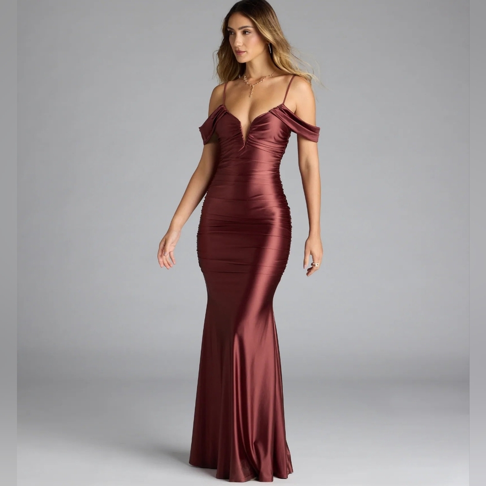 Windsor Jelene Cold-Shoulder Mermaid Satin Formal Dress
